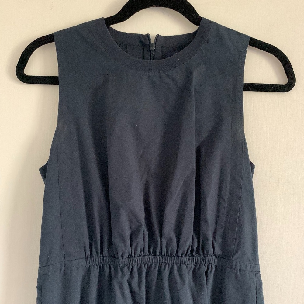 Sleevless knee-length dress